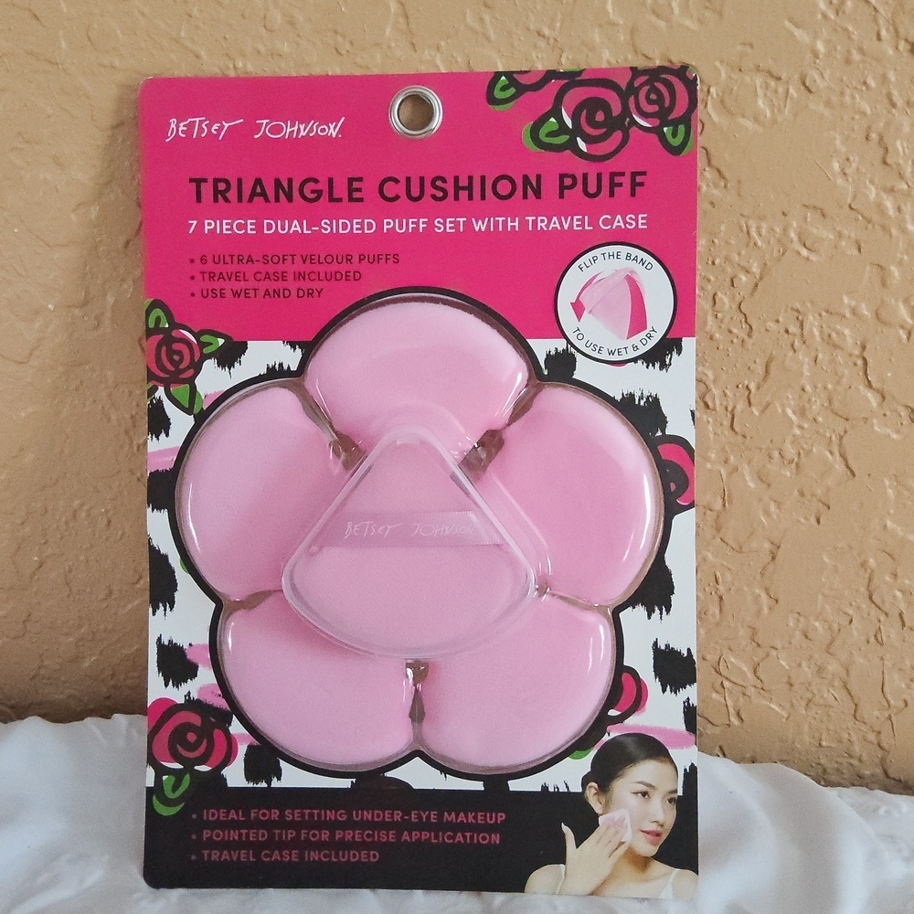 NWT 7PC PINK TRIANGLE CUSHION PUFFS